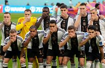 Les joueurs de football allemands se cachent la bouche symboliquement lors de la photo d'avant match