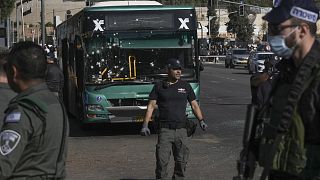 Izraeli rendőrök az egyik jeruzsálemi robbantás helyszínén