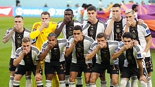 Dünya Kupası: Alman futbolcular, FIFA'nın 'One Love' kararını ağızlarını kapatarak protesto etti