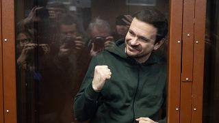 Илья Яшин в суде перед камерами журналистов (23 ноября 2022 г.)