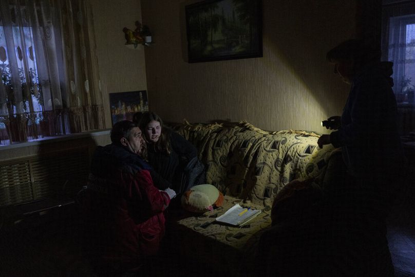 Un secouriste ukrainien soigne un habitant après une attaque russe à Kherson, dans le sud de l'Ukraine, mardi 22 novembre 2022