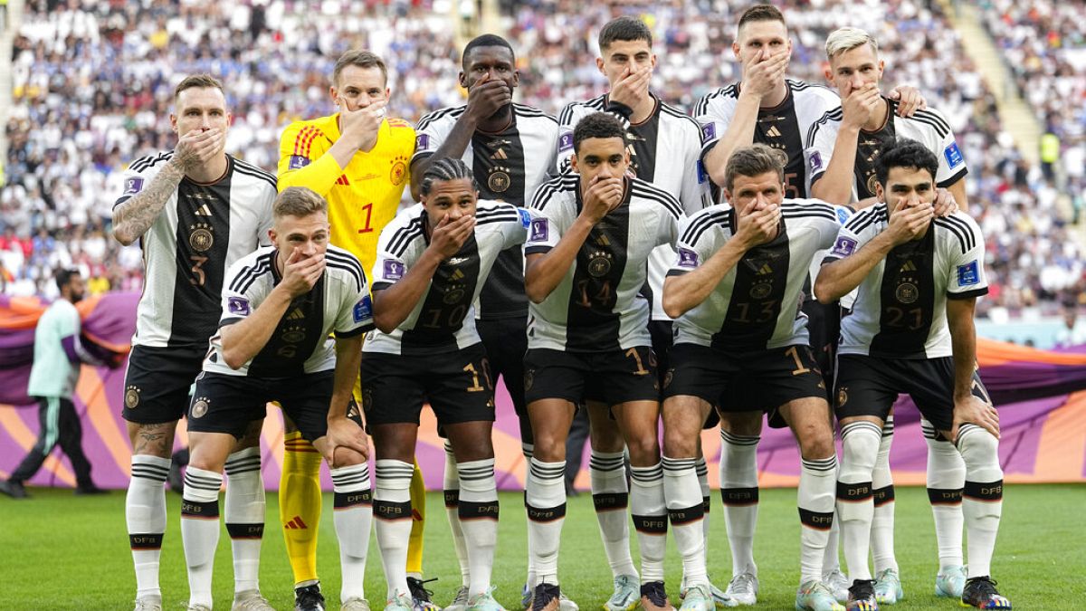 لاعبو المنتخب الألماني يقفون لالتقاط صورة للفريق وهم يغطون أفواههم خلال مباراة كأس العالم اليابان، في استاد خليفة الدولي في الدوحة، قطر، الأربعاء 23 نوفمبر 2022