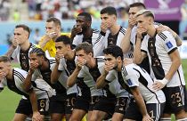 Így állt fel a német válogatott a Japán elleni találkozó előtti fotózáshoz az ar-rajjáni Halifa Stadionban
