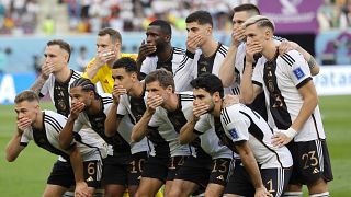 Így állt fel a német válogatott a Japán elleni találkozó előtti fotózáshoz az ar-rajjáni Halifa Stadionban