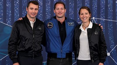 رائد الفضاء الفرنسي الأشهر توما بيسكيه متوسطاً زميليه رائدة الفضاء صوفي أدنو وأرنو بروست خلال الكشف عن البلدلة الجديدة