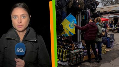 A g. : Anelise Borges (d'euronews) à Odessa, le 23/11/2022 - A dr. : devant un vendeur de drapeaux ukrainiens à Kherson, le 23/11/2022