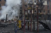 Тушение пожара после российского обстрела в Вышгороде под Киевом