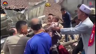 Uno des los niños rescatados de los escombros