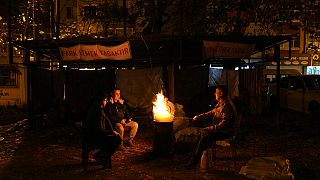 Жители Голкая проводят ночи в палаточных городках, греясь у костров.