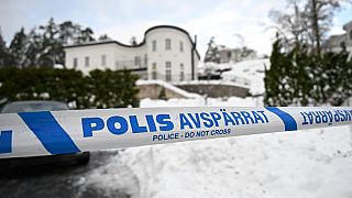Cordão policial em operação de detenção de dois suspeitos de espionagem a favor da Rússia, na Suécia