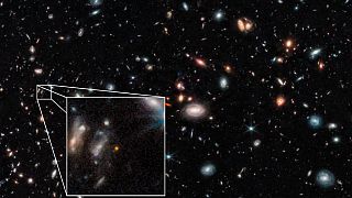 Cluster Abell 2744'ün dış bölgelerinde tespit edilen en uzak galaksilerden ikisi (arşiv)