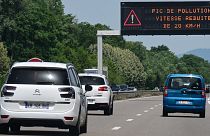 Archives : signalisation routière mise en place lors d'un épisode de pollution atmosphérique sur l'autoroute A36 en Alsace, dans le nord-est de la France, le 18 juin 2022