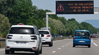 Archives : signalisation routière mise en place lors d'un épisode de pollution atmosphérique sur l'autoroute A36 en Alsace, dans le nord-est de la France, le 18 juin 2022