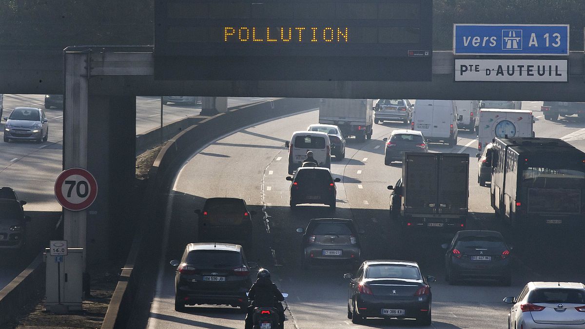 طريق في باريس أثناء ارتفاع معدلات التلوث