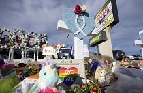 Rögtönzött emlékmű az áldozatok fotóival Colorado Springsben
