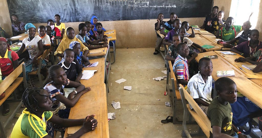 Burkina Faso: a million students deprived of school because of the jihadists - Vimarsana News