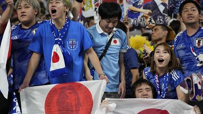 إحتفال المشجعين بعد أن سجل الياباني تاكوما أسانو الهدف الثاني لفريقه.