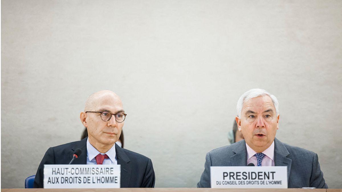 رئيس مجلس حقوق الإنسان التابع للأمم المتحدة فيديريكو فيليجاس (يمين) إلى جانب المفوض السامي لحقوق الإنسان فولكر تورك