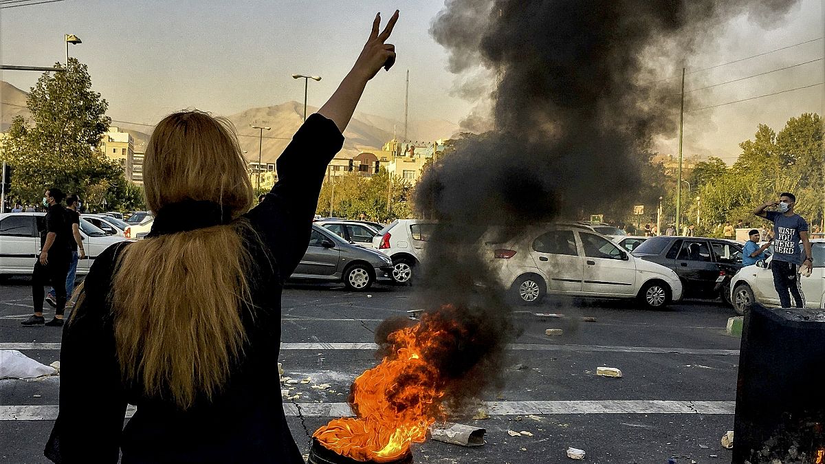 تتّهم السلطات الإيرانية دولاً عدّة بالتدخّل في التظاهرات التي تعتبرها "أعمال شغب"، وقد أوقفت مئات الأشخاص.