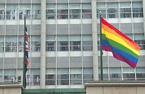 Una bandera LGTB ondea en la embajada rusa del Reino Unido.