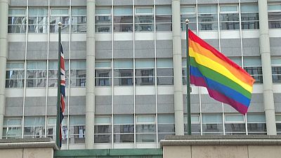 Una bandera LGTB ondea en la embajada rusa del Reino Unido. 