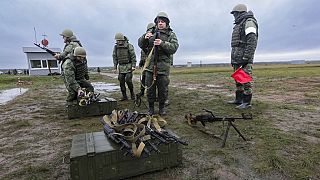 Des recrues préparent leurs armes sous le regard d'un instructeur lors d'un entraînement militaire sur un champ de tir dans la région de Volgograd, en Russie (27/10/22)