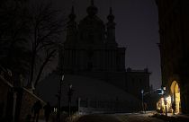 مرکز شهر کی‌یف پایتخت اوکراین در روز چهارشنبه ۲۳ نوامبر در پی قطع گسترده برق پس از حملات موشکی روسیه