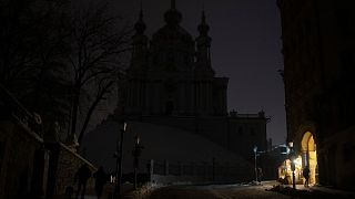 مرکز شهر کی‌یف پایتخت اوکراین در روز چهارشنبه ۲۳ نوامبر در پی قطع گسترده برق پس از حملات موشکی روسیه