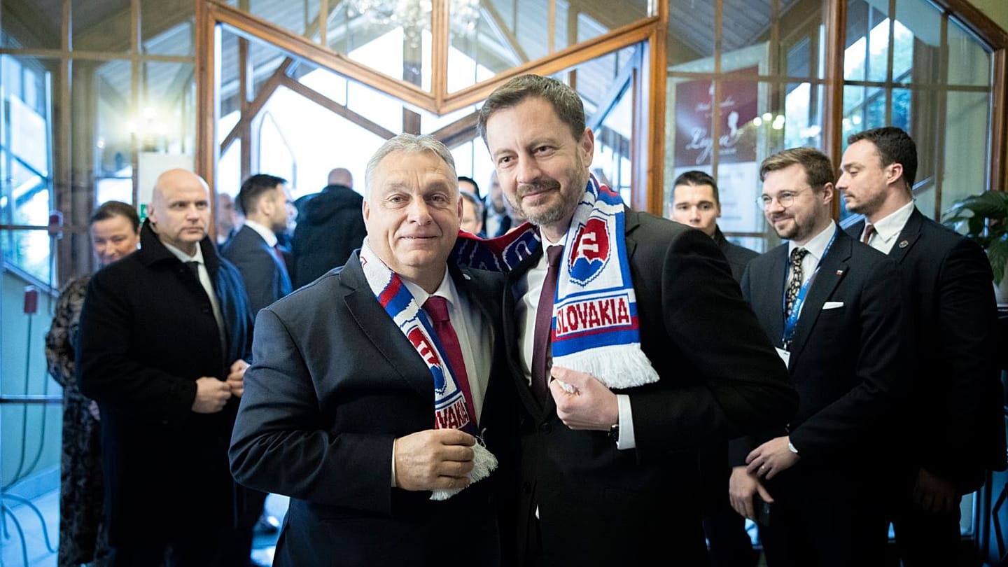 Slovakian Prime Minister gives Viktor Orban new scarf after