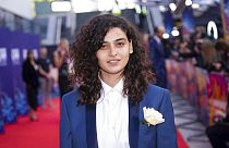 A atriz Manal Issa posa para fotógrafos à chegada para a estreia do filme 'As nadadoras' durante o BFI London Film Festival 2022