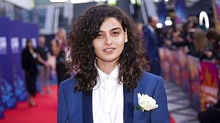 A atriz Manal Issa posa para fotógrafos à chegada para a estreia do filme 'As nadadoras' durante o BFI London Film Festival 2022