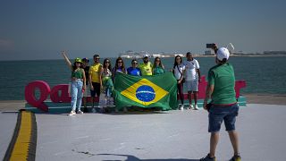 مشجعو منتخب البرازيل لكرة القدم في كورنيش الدوحة بقطر