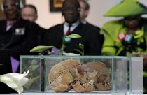 A két koponya a meggyilkolt ősökre emlékeztet