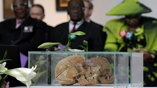 A két koponya a meggyilkolt ősökre emlékeztet