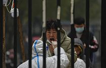 Una mujer es sometida a un test COVID en Pekín, China