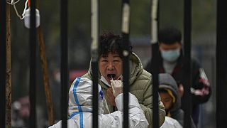 Una mujer es sometida a un test COVID en Pekín, China