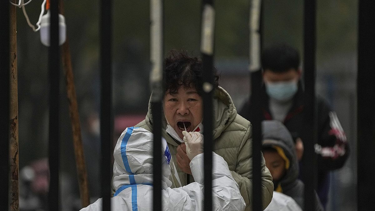 امرأة تخضع لاختبار COVID-19 الروتيني داخل مجمع سكني في بكين، الخميس 24 نوفمبر/تشرين الثاني 2022