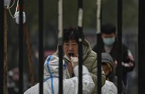 امرأة تخضع لاختبار COVID-19 الروتيني داخل مجمع سكني في بكين، الخميس 24 نوفمبر/تشرين الثاني 2022