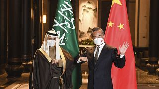 وزير الخارجية الصيني وانغ يي ووزير الخارجية السعودي فيصل بن فرحان آل سعود في ووشي بمقاطعة جيانغسو بشرق الصين.