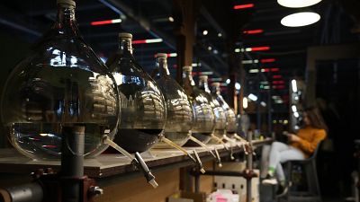 Slivovicás üvegek egy belgrádi bárban 2022. november 11-én