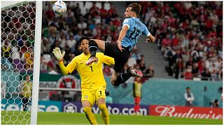 الأوروغوياني ماتياس فينا في محاولة للتسجيل في مرمى حارس مرمى كوريا الجنوبية كيم سونغ جيو خلال مباراة الأوروغواي-كوريا الجنوبية