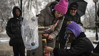 украинцы набирают воду из колонки после разрушения водопровода