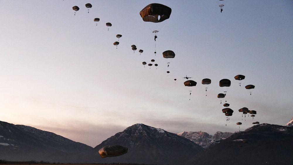 Paracadutisti NATO nei cieli di Aviano