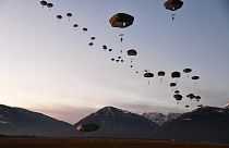 Esercitazioni NATO nei cieli di Aviano: 800 i paracadutisti italiani, statunitensi e tedeschi che si sono lanciati dai C-130 Hercules americani