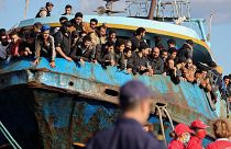 Illegális bevándorlókkal teli hajó a görög sziget, Kréta partjainál kedden