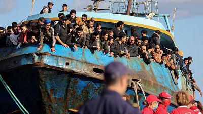 Illegális bevándorlókkal teli hajó a görög sziget, Kréta partjainál kedden