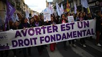 خلال مسيرة نسائية في باريس حيث حملت نساء لافتة عريضة كتب عليها "الإجهاض حق أساسي" 
