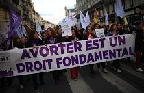 خلال مسيرة نسائية في باريس حيث حملت نساء لافتة عريضة كتب عليها "الإجهاض حق أساسي"