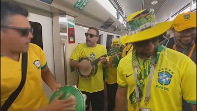 Brasilianische Fans in der U-Bahn von Katar
