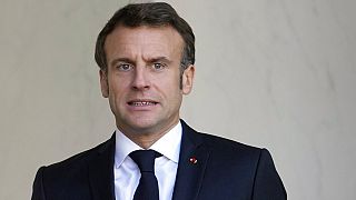 Macron verzieht das Gesicht.